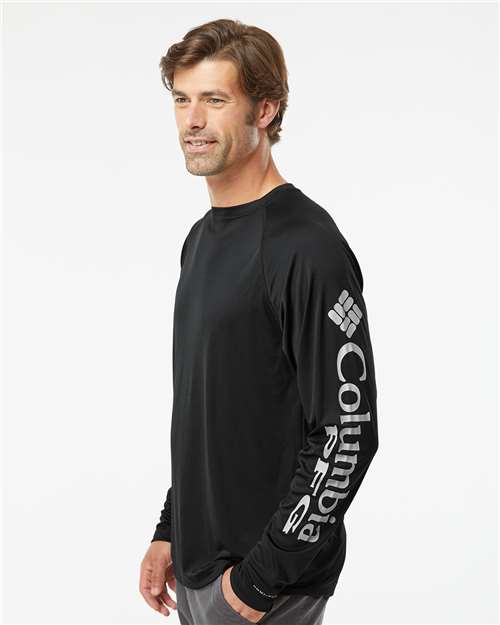 Columbia 212472 Men's PFG Terminal Tackle™ Long Sleeve T-Shirt - Black/ Cool Grey - OnModelSide