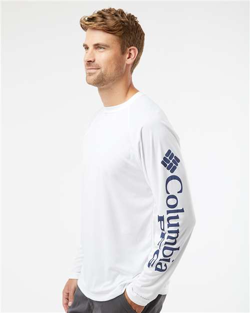 Columbia 212472 Men's PFG Terminal Tackle™ Long Sleeve T-Shirt - White/ Nightshade - OnModelSide