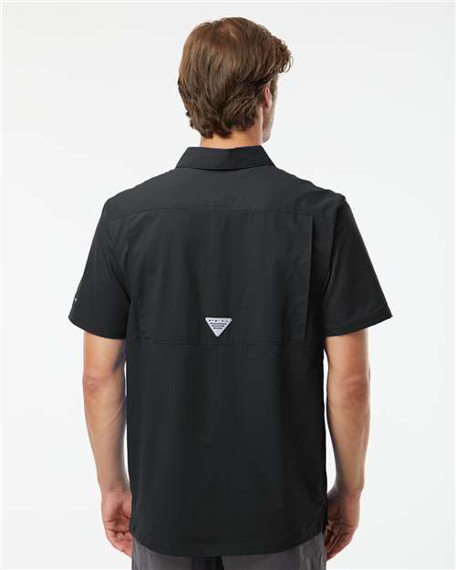 Columbia 212484 Men's PFG Slack Tide™ Camp Shirt - Black - OnModelBack