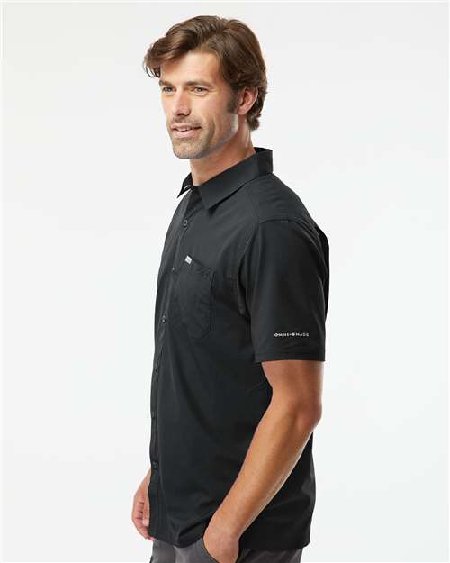 Columbia 212484 Men's PFG Slack Tide™ Camp Shirt - Black - OnModelSide