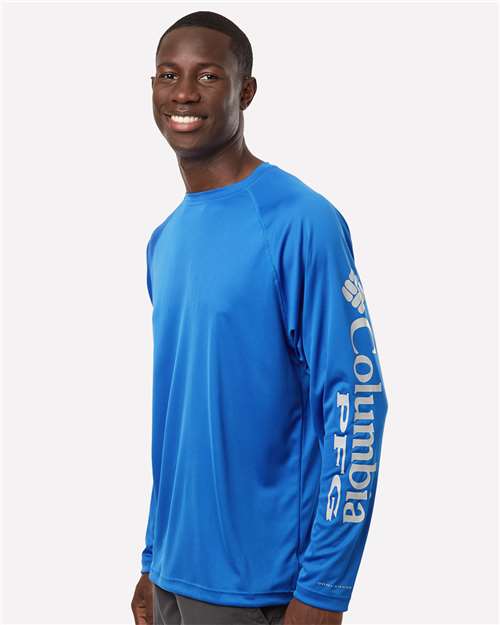 Columbia 212472 Men's PFG Terminal Tackle™ Long Sleeve T-Shirt - Vivid Blue/ Cool Grey - OnModelSide